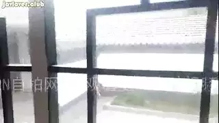 هاوية مكتنزة تأخذ قضيبًا ضخمًا بعنف
