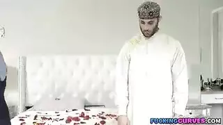 يتحرش اخته و ينيكها من الخلف في الحمام