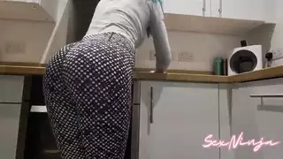 لا يستطيع الانتظار: يأخذ فرجها وهي تفرك البلاط