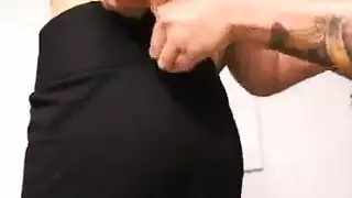 الممثلة العاهرة كارينا كابور تتعرض لتدمير مؤخرتها