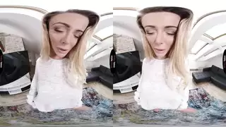 تغطية ثدييها ومؤخرتها وفرجها بكريم سميك