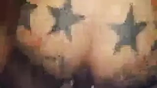 رجل أكبر سناً يحمل مراهقة بريئة