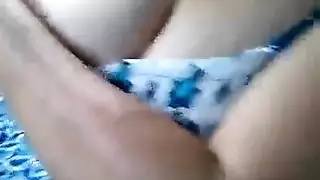حارسات آسيويات يأخذن قضيبًا أثناء التنقل