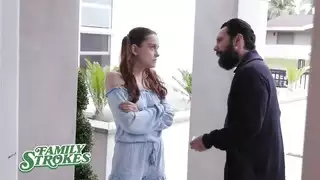 جنس حميمي مع صفع قاسٍ على مؤخرتها المثالية