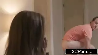دخول مفاجئ على الأخت يتحول إلى خيال جنسي جامح