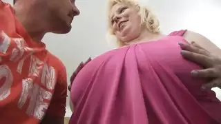 مهرجان جنسي شيميل: قذف على أثداء كبيرة