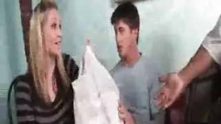 مترجمة شقراء في فيلم إباحي باختراق مزدوج