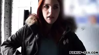 حشرات طنانة تغطي أثداءها الكبيرة الطبيعية