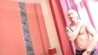 مراهق يشاهد إباحية صريحة لأول مرة