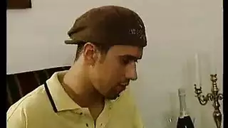 وافدة صغيرة تدمرها قضيب ضخم