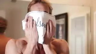 عمة كبيرة الثدي تأخذ عذرية ابن الأخ في سكس عائلي
