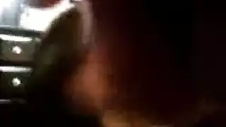كس منفوخ يأخذ قضيباً صناعياً في فيلم بورن عنيف