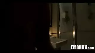 فحول أفارقة يضاجعون فتاة في فيلم جنسي جماعي مكثف
