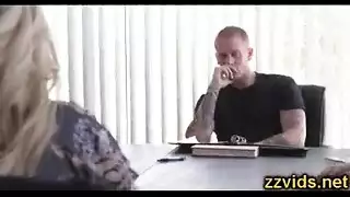 أم شقراء ناضجة تعلم الفتاة الزوجية كيف تمص القضيب
