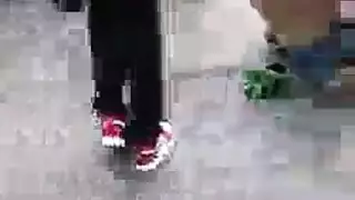 مشهد منحرف في الخارج: فتاة منحنية في الدانتيل تمتلئ مؤخرتها وفرجها