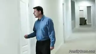 ابنة الزوجة المتمردة تمارس الجنس مع أبيها بعمق وبخشونة
