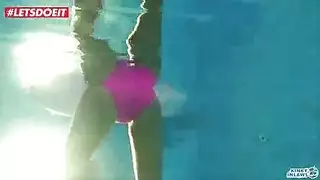 ابنة الزوجة المشاغبة تفتح ساقيها على مصراعيهما لقضيب زوج الأم الصلب