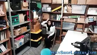 فتاة مفلسة تتحول لوقحة مع لسانها الشره