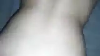فرجها المتقطر ومؤخرتها المستعدة يتم مضاجعتهما