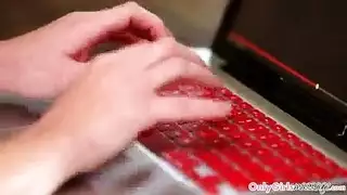 تدليك سحاقي ساخن يتحول إلى لعبة قضيب وبظر صعبة في حوض الاستحمام