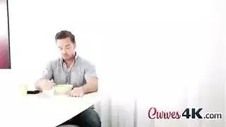 هناك شيء عنها يجعل هذه السهرة تبدو رائعة جدا مع الثدي العصير الكبير