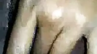 جلسة استحمام مثيرة لعاهرة سمراء بمفردها