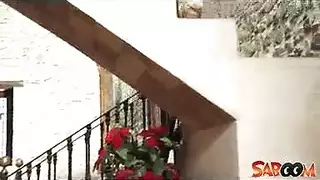 شقراء تبتلع قضيباً ضخماً بعمق لعشاقها الموشومين
