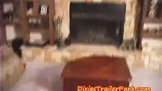 شهوة الصحراء تؤدي إلى فرك قضيب صريح