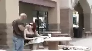 شقراء تئن بصوت عال بينما تتدفق في مشهد إكس إكس إكس