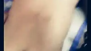  استعراض تعرية الفتاة الصغيرة يتحول إلى جماع مقص مع هزاز