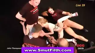 نائبة الرئيس ذات الثديين الضخمين مغطاة بالسائل المنوي
