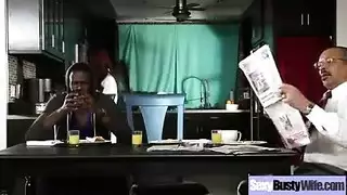ينيك زوجة والده وهو موحود