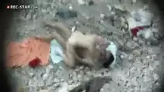 بنتين على البحر