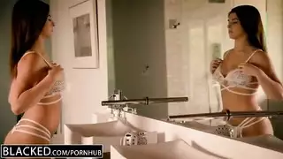 اخته تضرب اختها الصغيرة ع طيزها وكسها لتعاقبها بقسوه