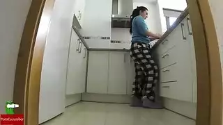 رجل يأتي بهدية لزوجته حان وقت نيك الطيز مساج