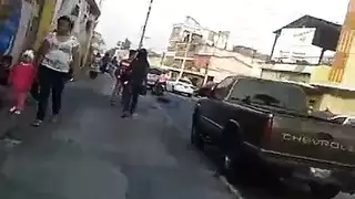 نجمة المؤخرة الممتلئة في اختراق مزدوج صريح ومشهد مثلث