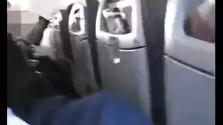 نشاط جنسي على الطائرة: زوجة إسبانية تعمل قضيب زوجها
