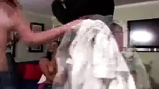 رجالان ينطان فتات واحدة بقوة