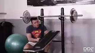 تكزف لبنها على وجه وهو بينكها