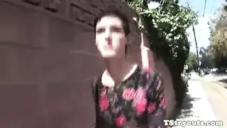 شقراء مغرية تشارك في جلسة حميمية مع نجم ترانس ذو عضو ضخم في تجربة أداء صريحة