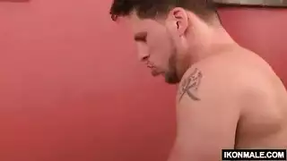 خيال جنسي جماعي مع شاب مثلي وعميلين