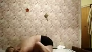 الروسية الحارسة تسيطر على عمود صلب كالصخر في مشهد جنسي