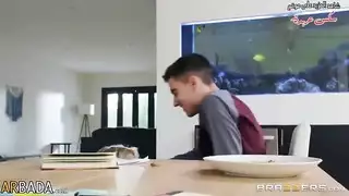 يعلم الابنة النيك