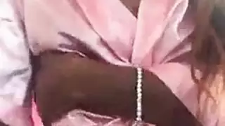 امرأة ناضجة تمارس العادة السرية بقوة في العراء