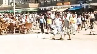 هائج وعنيف ينتهز فرصة خلوة ويمزق ملابسها بقوة