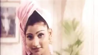 أم زوجة مغرية لا تقاوم تلبيس عروس ابنها