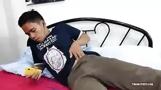 متلصص يشاهد مراهقين مثليين في مشهد إباحي لعبادة القدم