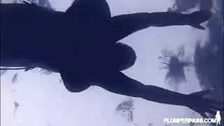 مقاطع فيديو في حوض سباحه