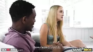 خيال عائلي عرقي: فتاة شقراء تأخذ قضيبًا أسودًا كبيرًا من زوج أمها