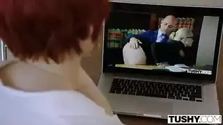 شقراء أنيقة تأخذه في مؤخرتها بقوة